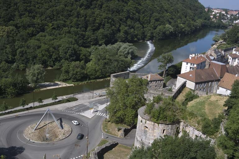 Vue d'ensemble plongeante sur le barrage. © Yves Sancey / Région Bourgogne-Franche-Comté, Inventaire du patrimoine - 2006 Vue d'ensemble plongeante sur le barrage. © Yves Sancey / Région Bourgogne-Franche-Comté, Inventaire du patrimoine - 2006