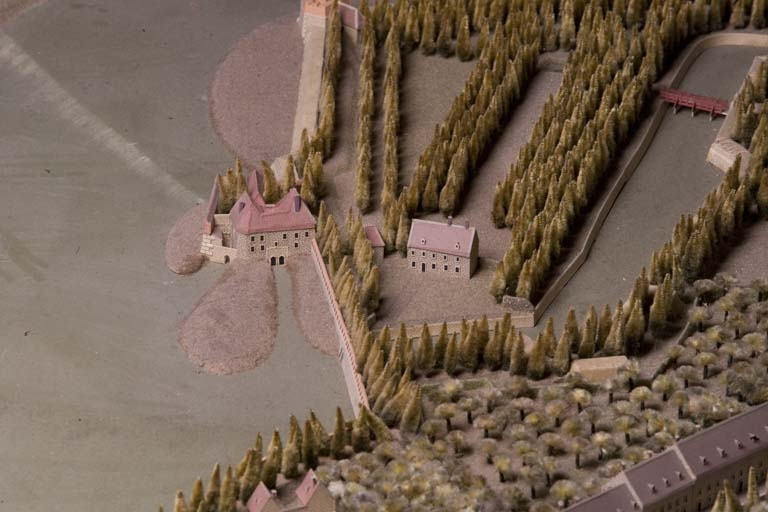 Vue plongeante sur le moulin de la Ville depuis l'aval : détail du plan-relief de Besançon, 1722. © Yves Sancey / Région Bourgogne-Franche-Comté, Inventaire du patrimoine - 2006 Vue plongeante sur le moulin de la Ville depuis l'aval : détail du plan-relief de Besançon, 1722. © Yves Sancey / Région Bourgogne-Franche-Comté, Inventaire du patrimoine - 2006