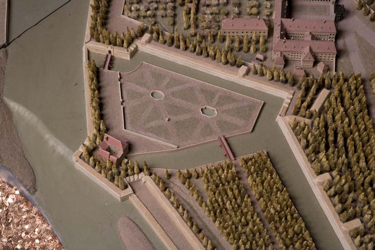 Vue plongeante sur le moulin de l'Archevêque et sur Chamars, depuis le sud-ouest : détail du plan-relief de Besançon, 1722. © Yves Sancey / Région Bourgogne-Franche-Comté, Inventaire du patrimoine - 2006 Vue plongeante sur le moulin de l'Archevêque et sur Chamars, depuis le sud-ouest : détail du plan-relief de Besançon, 1722. © Yves Sancey / Région Bourgogne-Franche-Comté, Inventaire du patrimoine - 2006