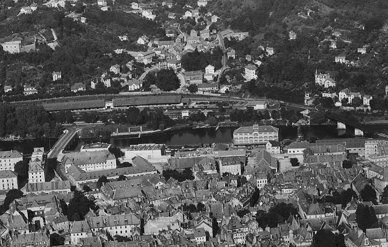 [Détail d'une vue aérienne des quartiers est de la " boucle ", montrant le Port fluvial depuis l'ouest], 1956. © Yves  Sancey (reproduction), Roger Henrard / Région Bourgogne-Franche-Comté, Inventaire du patrimoine - 2006