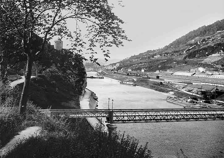 [Vue d'ensemble du quai sous la Porte taillée et du port des Prés-de-Vaux, depuis la rive gauche en amont], 1ère moitié 20e siècle. © Yves  Sancey (reproduction) / Région Bourgogne-Franche-Comté, Inventaire du patrimoine - 2006