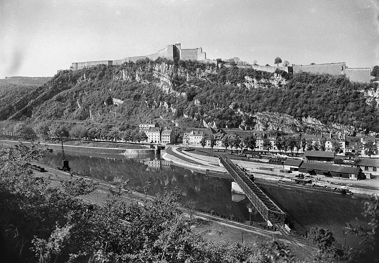 [Vue d'ensemble de la partie amont du port de Rivotte, du pont ferroviaire et de la citadelle, depuis Bregille], 1ère moitié 20e siècle. © Yves  Sancey (reproduction) / Région Bourgogne-Franche-Comté, Inventaire du patrimoine - 2006