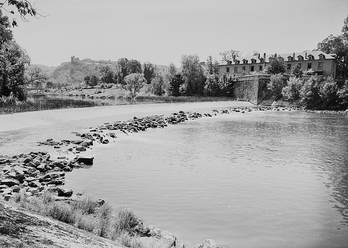 [Le moulin Saint-Paul et son barrage, depuis la rive droite en aval], 1ère moitié 20e siècle. © Yves  Sancey (reproduction) / Région Bourgogne-Franche-Comté, Inventaire du patrimoine - 2006