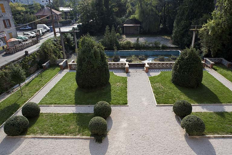 Jardin et piscine : vue plongeante. © Yves Sancey / Région Bourgogne-Franche-Comté, Inventaire du patrimoine - 2006 Jardin et piscine : vue plongeante. © Yves Sancey / Région Bourgogne-Franche-Comté, Inventaire du patrimoine - 2006