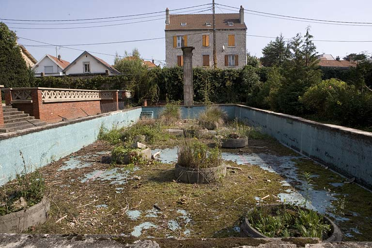 Piscine : le bassin à l'abandon. © Yves Sancey / Région Bourgogne-Franche-Comté, Inventaire du patrimoine - 2006 Piscine : le bassin à l'abandon. © Yves Sancey / Région Bourgogne-Franche-Comté, Inventaire du patrimoine - 2006
