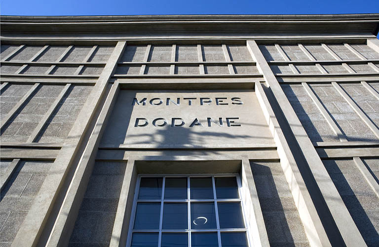 Corps d'entrée : enseigne vue en contre-plongée. © Yves Sancey / Région Bourgogne-Franche-Comté, Inventaire du patrimoine - 2006 Corps d'entrée : enseigne vue en contre-plongée. © Yves Sancey / Région Bourgogne-Franche-Comté, Inventaire du patrimoine - 2006
