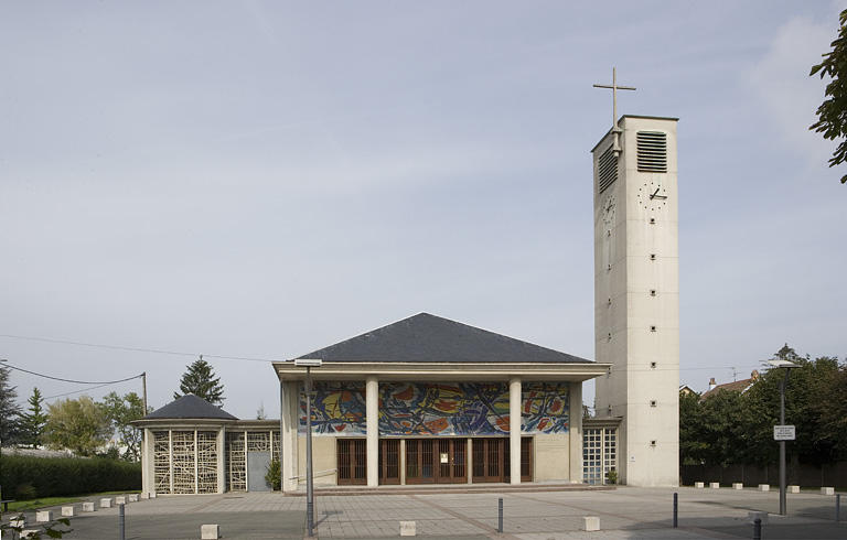 Vue d'ensemble de la façade, mosaïque de Bazaine. © Yves Sancey / Région Bourgogne-Franche-Comté, Inventaire du patrimoine - 2006