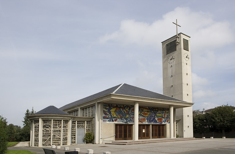 Façade et parvis. © Yves Sancey / Région Bourgogne-Franche-Comté, Inventaire du patrimoine - 2006