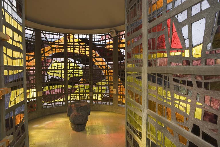 Baptistère, vitraux de Bazaine. © Yves Sancey / Région Bourgogne-Franche-Comté, Inventaire du patrimoine - 2006