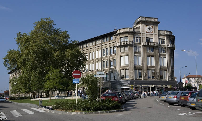 Vue d'ensemble de l'école, depuis l'est. © Yves Sancey / Région Bourgogne-Franche-Comté, Inventaire du patrimoine - 2006 Vue d'ensemble de l'école, depuis l'est. © Yves Sancey / Région Bourgogne-Franche-Comté, Inventaire du patrimoine - 2006