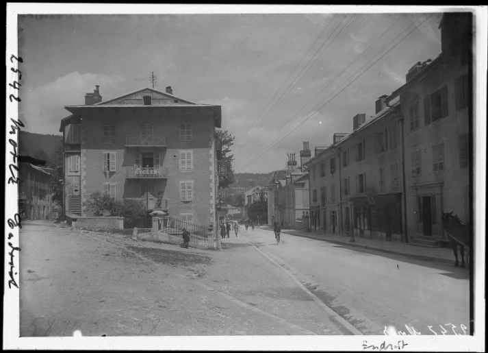 [La rue de la République vers la fontaine à la Diane], 1er quart 20e siècle. © Jérôme Mongreville / Région Bourgogne-Franche-Comté, Inventaire du patrimoine - 2006