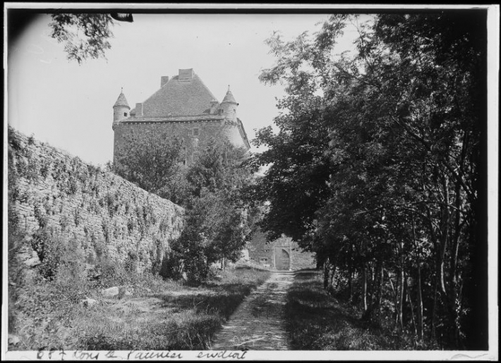 Vue d'une tour. © Bernard Pontefract / Région Bourgogne-Franche-Comté, Inventaire du patrimoine - 2006