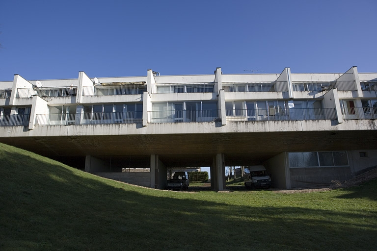 Logements : intégration par rapport au terrain. © Yves Sancey / Région Bourgogne-Franche-Comté, Inventaire du patrimoine - 2006