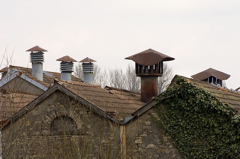 Cheminées métalliques de la salle de tissage. © Jérôme Mongreville / Région Bourgogne-Franche-Comté, Inventaire du patrimoine - 2006
