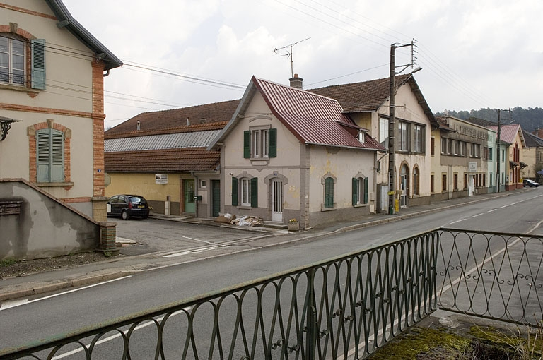 Alignements sur l'avenue Jean Jaurès des bâtiments est. © Jérôme Mongreville / Région Bourgogne-Franche-Comté, Inventaire du patrimoine - 2006