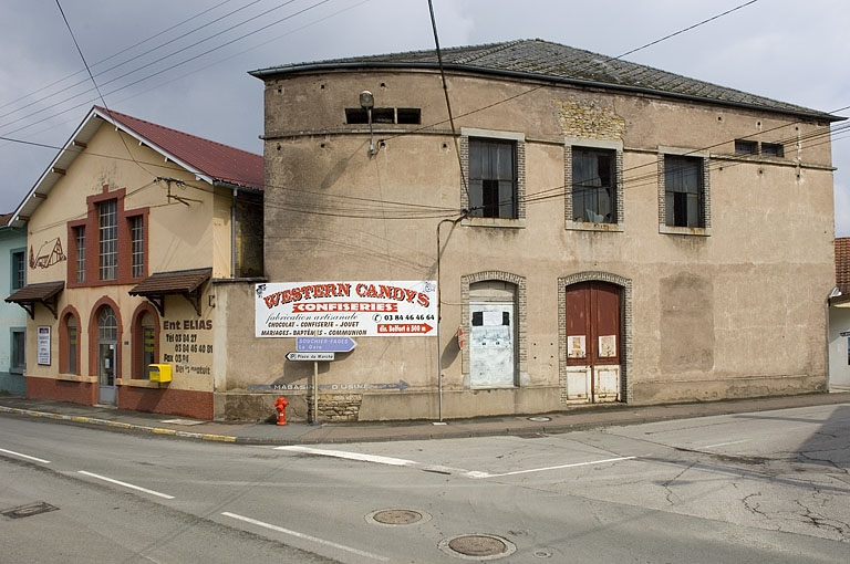 Bâtiments situés à l'intersection de l'avenue Jean Jaurès et de la rue Pasteur. © Jérôme Mongreville / Région Bourgogne-Franche-Comté, Inventaire du patrimoine - 2006