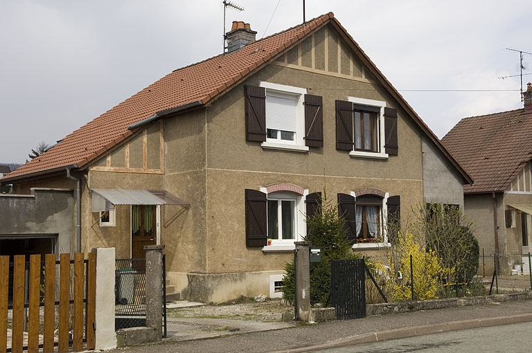 Maison à deux logements vue de trois quarts. © Jérôme Mongreville / Région Bourgogne-Franche-Comté, Inventaire du patrimoine - 2006