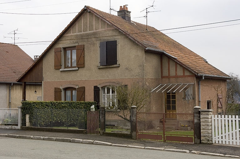 Vue de trois quarts d'une maison à deux logements. © Jérôme Mongreville / Région Bourgogne-Franche-Comté, Inventaire du patrimoine - 2006