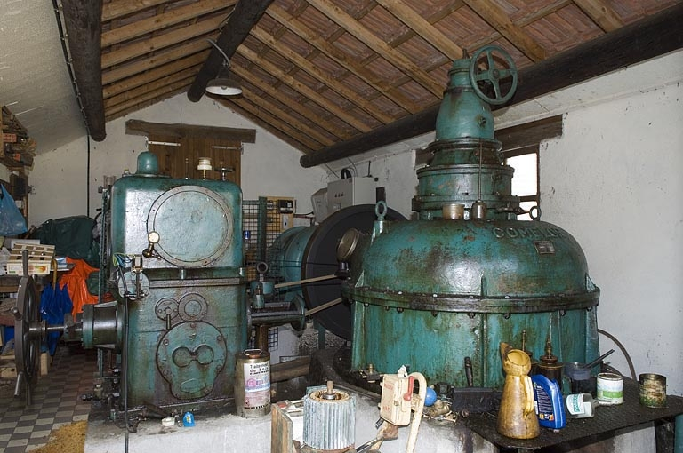 Intérieur de la salle des machines (sud). Turbine Dumont et multiplicateur Comelor. © Jérôme Mongreville / Région Bourgogne-Franche-Comté, Inventaire du patrimoine - 2006