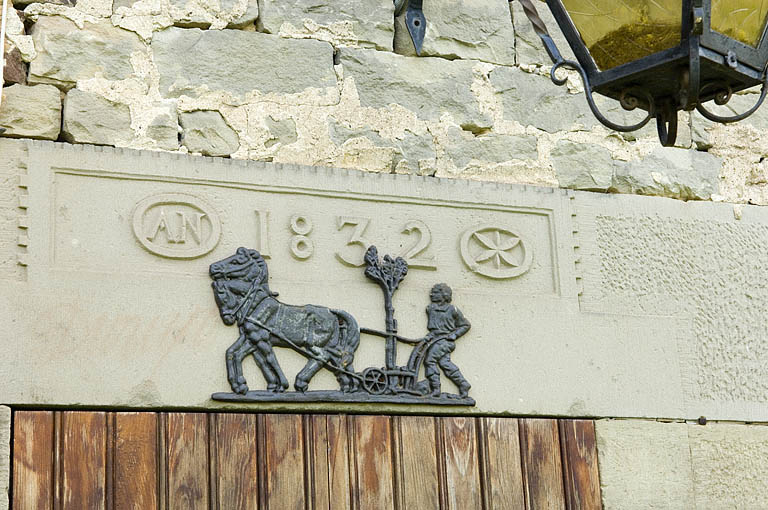 Logement ouvrier collectif (est). Détail d'un linteau. © Jérôme Mongreville / Région Bourgogne-Franche-Comté, Inventaire du patrimoine - 2006