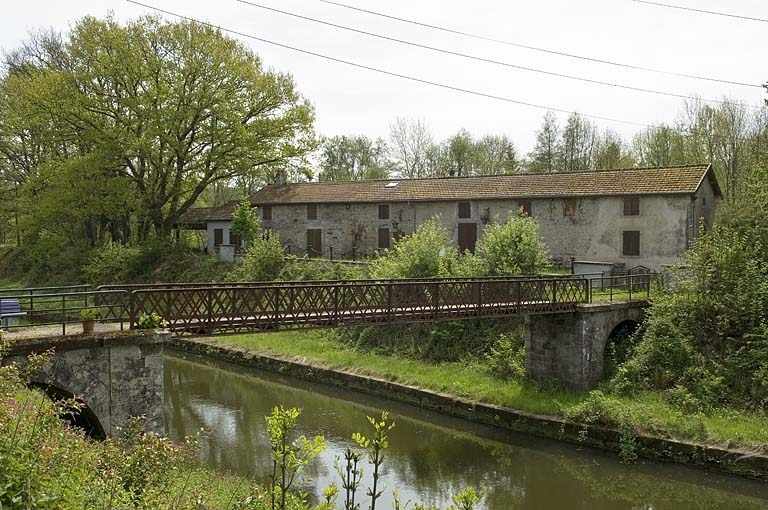 Vue d'ensemble du logement ouvrier collectif (est). © Jérôme Mongreville / Région Bourgogne-Franche-Comté, Inventaire du patrimoine - 2006