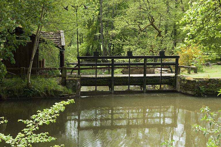 Vannes de décharge sur le bief d'amenée. © Jérôme Mongreville / Région Bourgogne-Franche-Comté, Inventaire du patrimoine - 2006