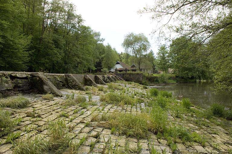Vue d'ensemble depuis l'est. © Jérôme Mongreville / Région Bourgogne-Franche-Comté, Inventaire du patrimoine - 2006