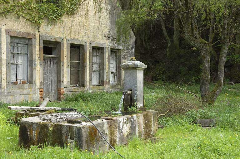Façades antérieures depuis l'ouest. © Jérôme Mongreville / Région Bourgogne-Franche-Comté, Inventaire du patrimoine - 2006