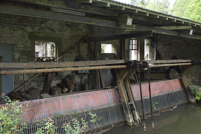 Grille de nettoyage à l'extrémité du bief d'amenée. © Jérôme Mongreville / Région Bourgogne-Franche-Comté, Inventaire du patrimoine - 2006