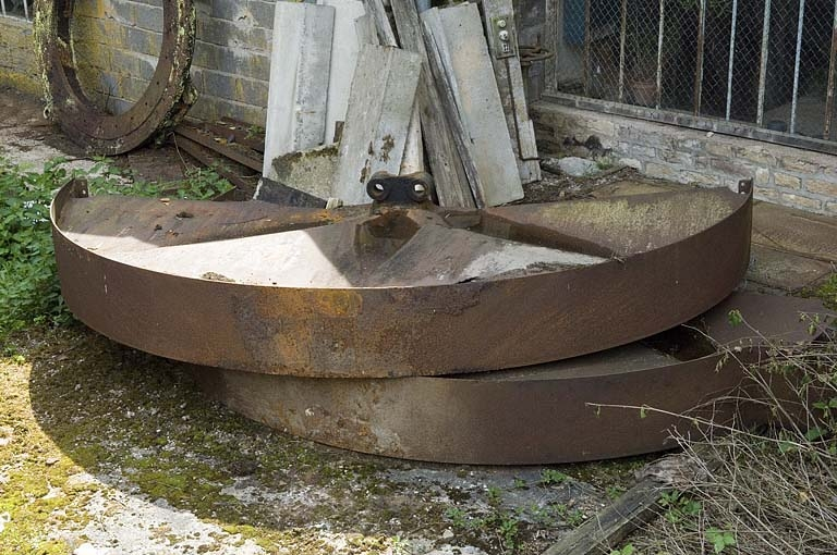 Eléments d'une poulie métallique horizontale. © Jérôme Mongreville / Région Bourgogne-Franche-Comté, Inventaire du patrimoine - 2006