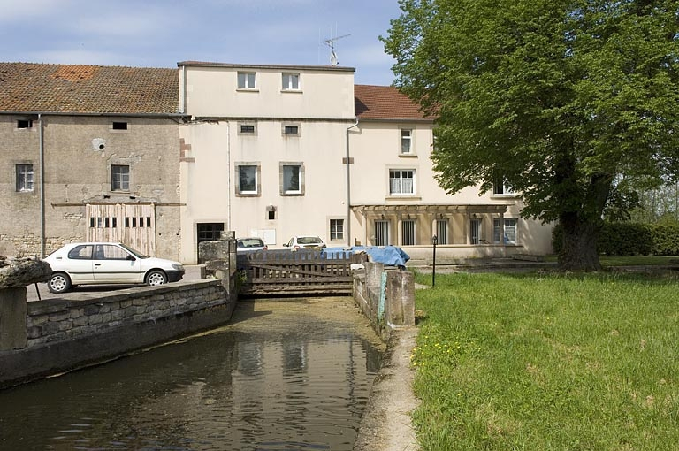Bief d'amenée et façade antérieure. © Jérôme Mongreville / Région Bourgogne-Franche-Comté, Inventaire du patrimoine - 2006