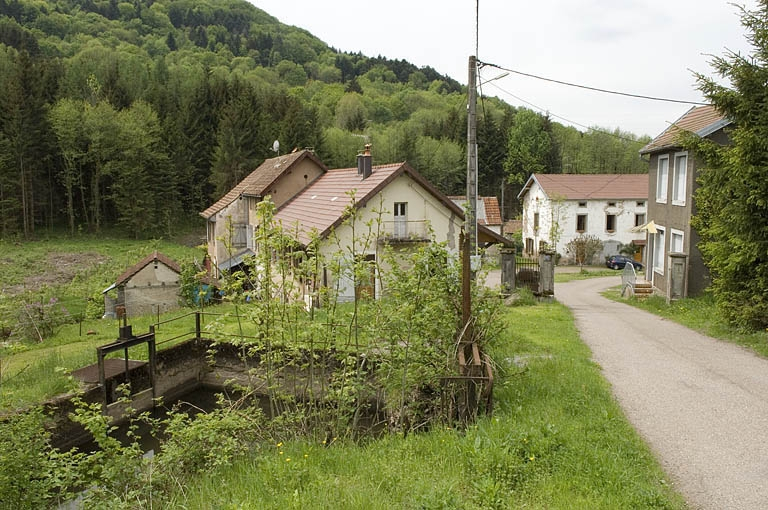 Vue d'ensemble depuis le chemin d'accès. © Jérôme Mongreville / Région Bourgogne-Franche-Comté, Inventaire du patrimoine - 2006