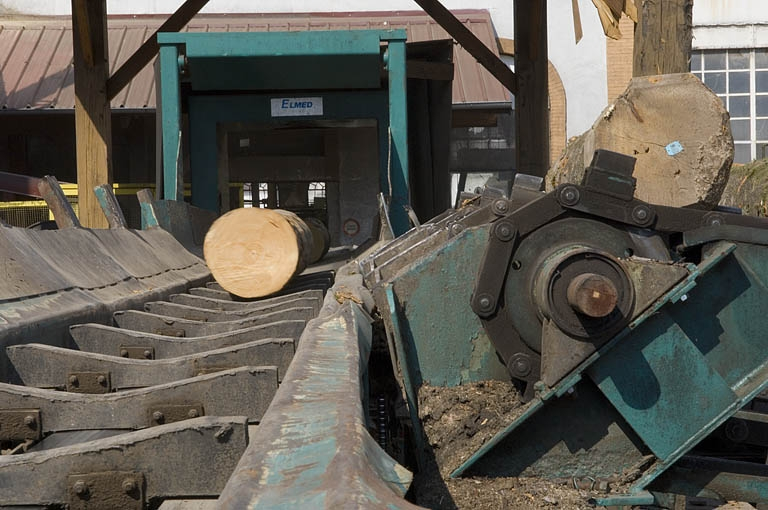 Admission d'une grume pour écorçage. © Jérôme Mongreville / Région Bourgogne-Franche-Comté, Inventaire du patrimoine - 2006