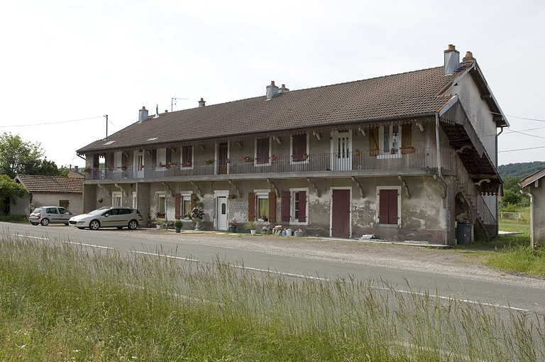 Logement d'ouvriers, dit caserne des Fressais (27 avenue de France). © Jérôme Mongreville / Région Bourgogne-Franche-Comté, Inventaire du patrimoine - 2006 Logement d'ouvriers, dit caserne des Fressais (27 avenue de France). © Jérôme Mongreville / Région Bourgogne-Franche-Comté, Inventaire du patrimoine - 2006