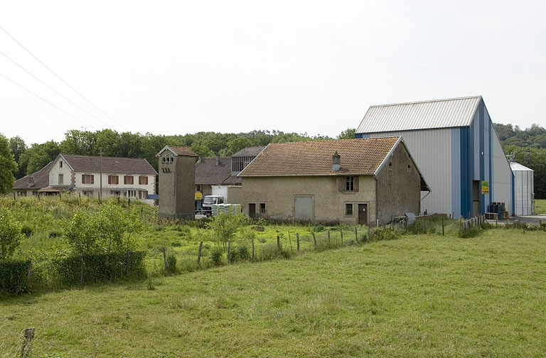 Vue d'ensemble depuis le nord-ouest. © Jérôme Mongreville / Région Bourgogne-Franche-Comté, Inventaire du patrimoine - 2006 Vue d'ensemble depuis le nord-ouest. © Jérôme Mongreville / Région Bourgogne-Franche-Comté, Inventaire du patrimoine - 2006