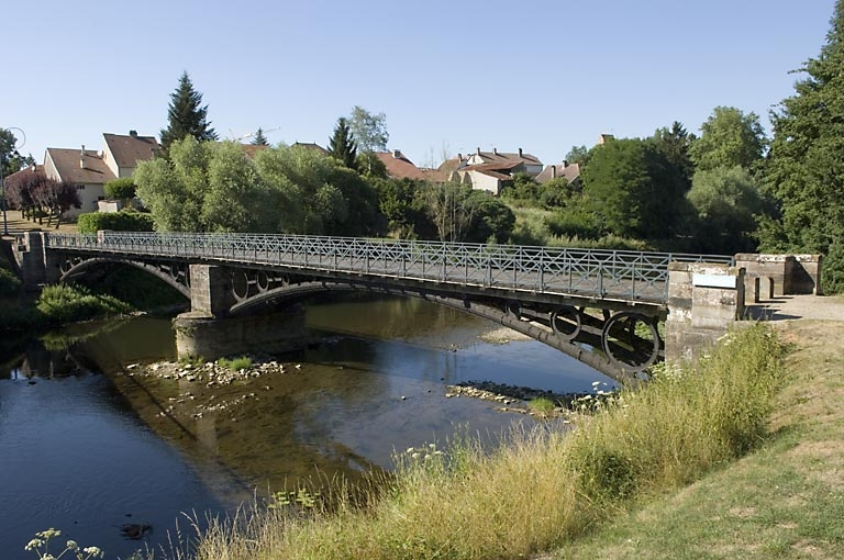Pont métallique sur la Lanterne (commune de Bourguignon-lès-Conflans). Réalisation des forges de Varigney. © Jérôme Mongreville / Région Bourgogne-Franche-Comté, Inventaire du patrimoine - 2006
