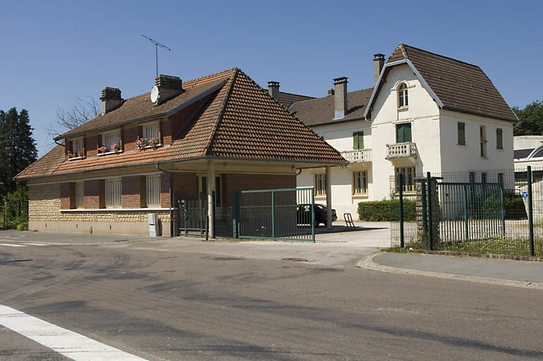 La conciergerie et le bâtiment des bureaux et du logement. © Jérôme Mongreville / Région Bourgogne-Franche-Comté, Inventaire du patrimoine - 2006