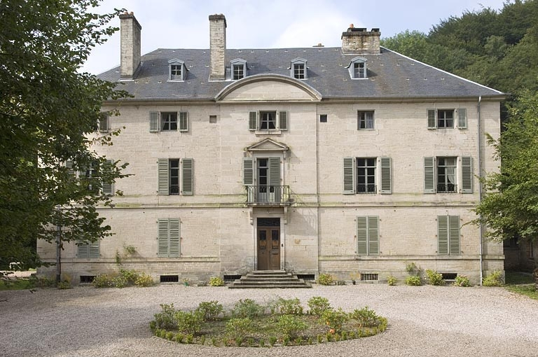 Façade antérieure de la demeure. © Jérôme Mongreville / Région Bourgogne-Franche-Comté, Inventaire du patrimoine - 2006 Façade antérieure de la demeure. © Jérôme Mongreville / Région Bourgogne-Franche-Comté, Inventaire du patrimoine - 2006