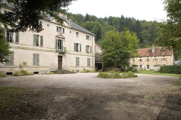 La demeure et la ferme depuis le sud. © Jérôme Mongreville / Région Bourgogne-Franche-Comté, Inventaire du patrimoine - 2006 La demeure et la ferme depuis le sud. © Jérôme Mongreville / Région Bourgogne-Franche-Comté, Inventaire du patrimoine - 2006