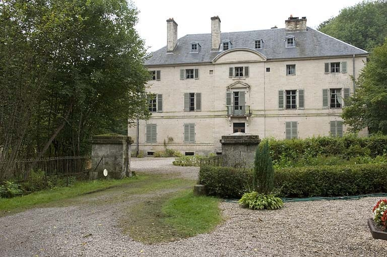 Façade antérieure de la demeure depuis l'entrée. © Jérôme Mongreville / Région Bourgogne-Franche-Comté, Inventaire du patrimoine - 2006 Façade antérieure de la demeure depuis l'entrée. © Jérôme Mongreville / Région Bourgogne-Franche-Comté, Inventaire du patrimoine - 2006