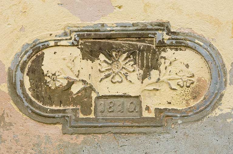 Cartouche placé sur la façade occidentale des logements ouvriers. © Jérôme Mongreville / Région Bourgogne-Franche-Comté, Inventaire du patrimoine - 2006 Cartouche placé sur la façade occidentale des logements ouvriers. © Jérôme Mongreville / Région Bourgogne-Franche-Comté, Inventaire du patrimoine - 2006