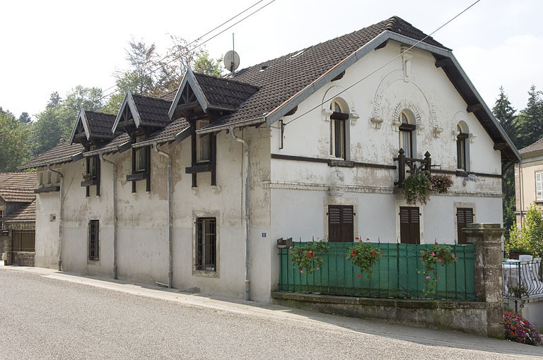 Logement du directeur. Vue depuis la route. © Jérôme Mongreville / Région Bourgogne-Franche-Comté, Inventaire du patrimoine - 2006 Logement du directeur. Vue depuis la route. © Jérôme Mongreville / Région Bourgogne-Franche-Comté, Inventaire du patrimoine - 2006