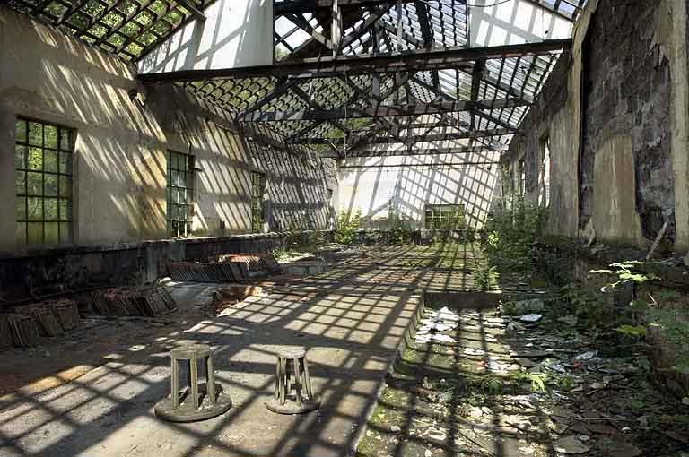 Intérieur de l'ancien atelier de galvanisation et de trempe. Extrémité nord. © Jérôme Mongreville / Région Bourgogne-Franche-Comté, Inventaire du patrimoine - 2006 Intérieur de l'ancien atelier de galvanisation et de trempe. Extrémité nord. © Jérôme Mongreville / Région Bourgogne-Franche-Comté, Inventaire du patrimoine - 2006