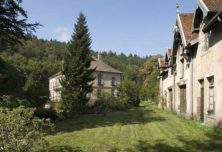Demeure patronale et bâtiment abritant les écuries et le chenil. © Jérôme Mongreville / Région Bourgogne-Franche-Comté, Inventaire du patrimoine - 2006