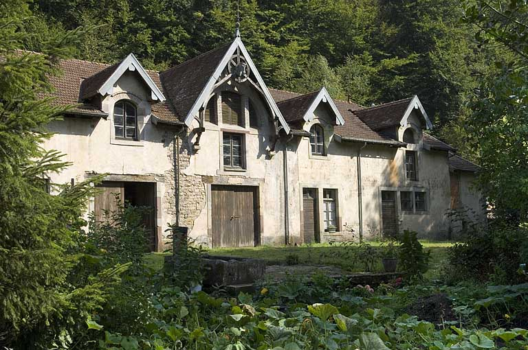 Façade antérieure du bâtiment des écuries et du chenil. © Jérôme Mongreville / Région Bourgogne-Franche-Comté, Inventaire du patrimoine - 2006