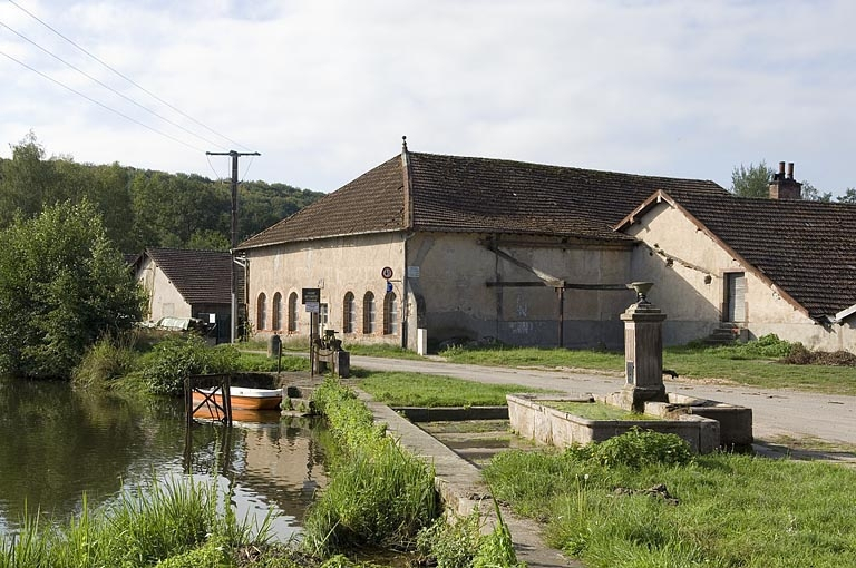 Prise d'eau de l'étang et ateliers est. © Jérôme Mongreville / Région Bourgogne-Franche-Comté, Inventaire du patrimoine - 2006 Prise d'eau de l'étang et ateliers est. © Jérôme Mongreville / Région Bourgogne-Franche-Comté, Inventaire du patrimoine - 2006