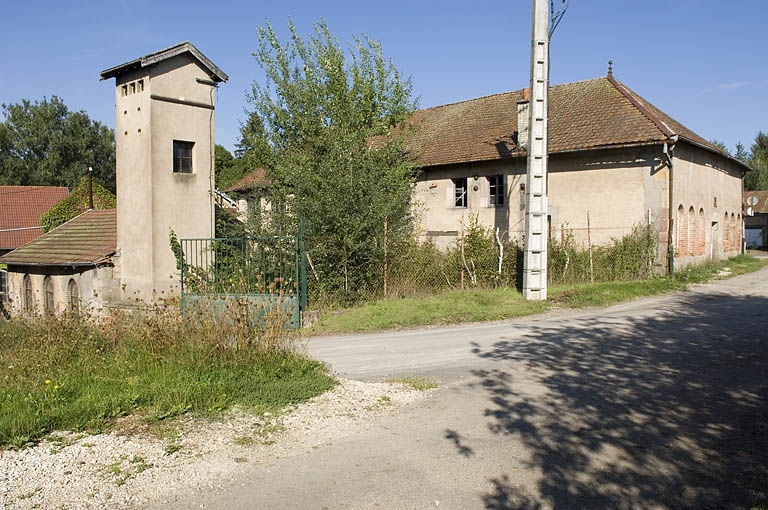Vue des bâtiments depuis la chaussée de l'étang. © Jérôme Mongreville / Région Bourgogne-Franche-Comté, Inventaire du patrimoine - 2006 Vue des bâtiments depuis la chaussée de l'étang. © Jérôme Mongreville / Région Bourgogne-Franche-Comté, Inventaire du patrimoine - 2006