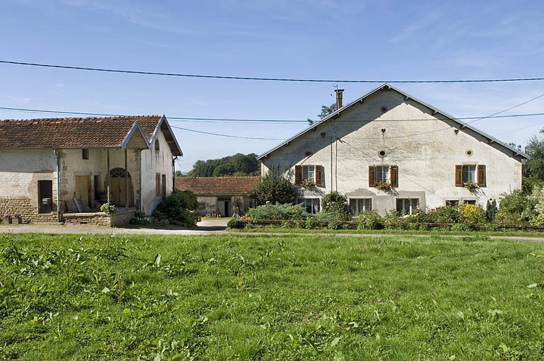 Bâtiments industriels et pignon de la ferme. © Jérôme Mongreville / Région Bourgogne-Franche-Comté, Inventaire du patrimoine - 2006