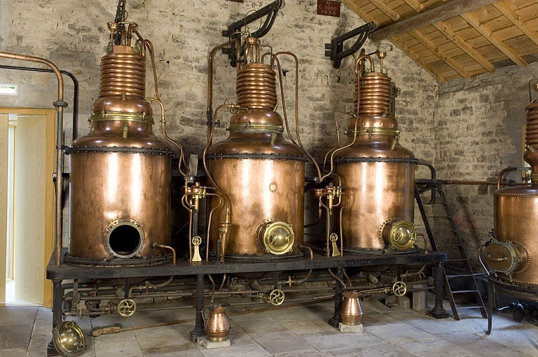 Trois alambics à vapeur (1000-1200 l) provenant de la distillerie Lemercier (Prédurupt). © Jérôme Mongreville / Région Bourgogne-Franche-Comté, Inventaire du patrimoine - 2006