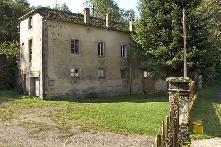 Vue depuis l'entrée du bâtiment des chais et des magasins. © Jérôme Mongreville / Région Bourgogne-Franche-Comté, Inventaire du patrimoine - 2006